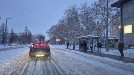 Folyamatosan dolgoznak az utak járdák takarításán, de téli útviszonyokra kell számítani